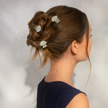 Load image into Gallery viewer, Kitsch - Metal Clam Shell Hair Clip 2pc Set - Gold &amp; Pearlized Cream
