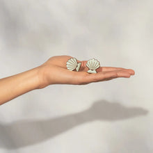 Load image into Gallery viewer, Kitsch - Metal Clam Shell Hair Clip 2pc Set - Gold &amp; Pearlized Cream
