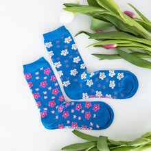 Load image into Gallery viewer, Friday Sock Co. - Women&#39;s Petunia &amp; Pentas Socks
